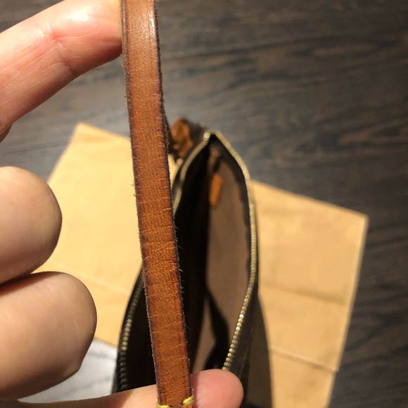 Authentic Louis Vuitton Monogram pochette - Picture 4 of 13